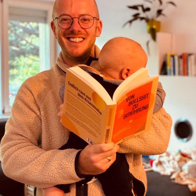 Portrait des Autors mit seinem Werk 